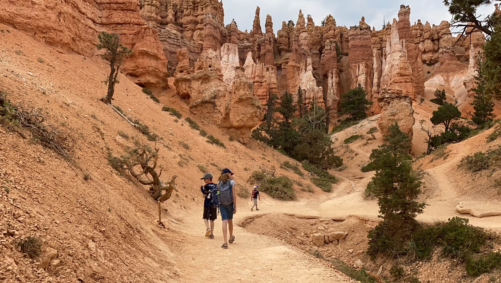 Bryce canyon hiking trails with kids queens garden